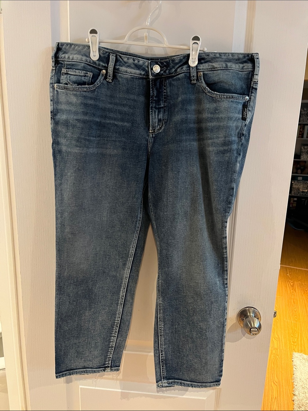 Silver Jeans Women's Cropped Ankle Jeans in Medium Blue Wash
